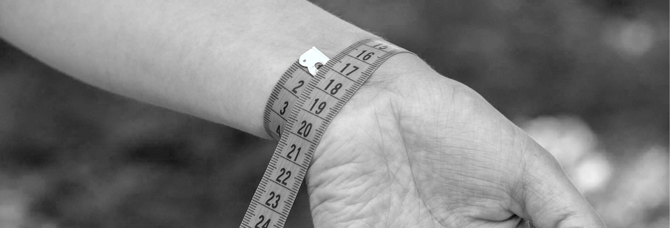 Megberry-wrist_size2-black&white